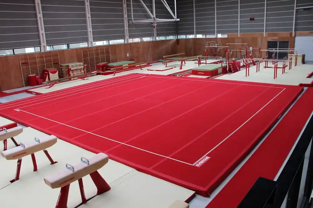 Tréninková gymnastická podlaha pružinová 13x13m Značkový